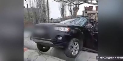 Авто на теплотрассе: в Херсоне внедорожник в результате ДТП залетел на теплосеть