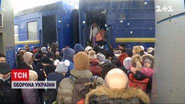 Біля евакуаційних поїздів на Західну виникла жахлива тиснява