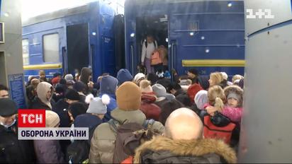 Біля евакуаційних поїздів на Західну виникла жахлива тиснява