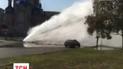 У Харкові гаряча вода прорвала трубу та фонтаном била біля проїжджої частини