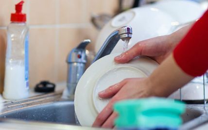 Как отмыть жирную посуду без горячей воды и химических средств: три эффективных способа