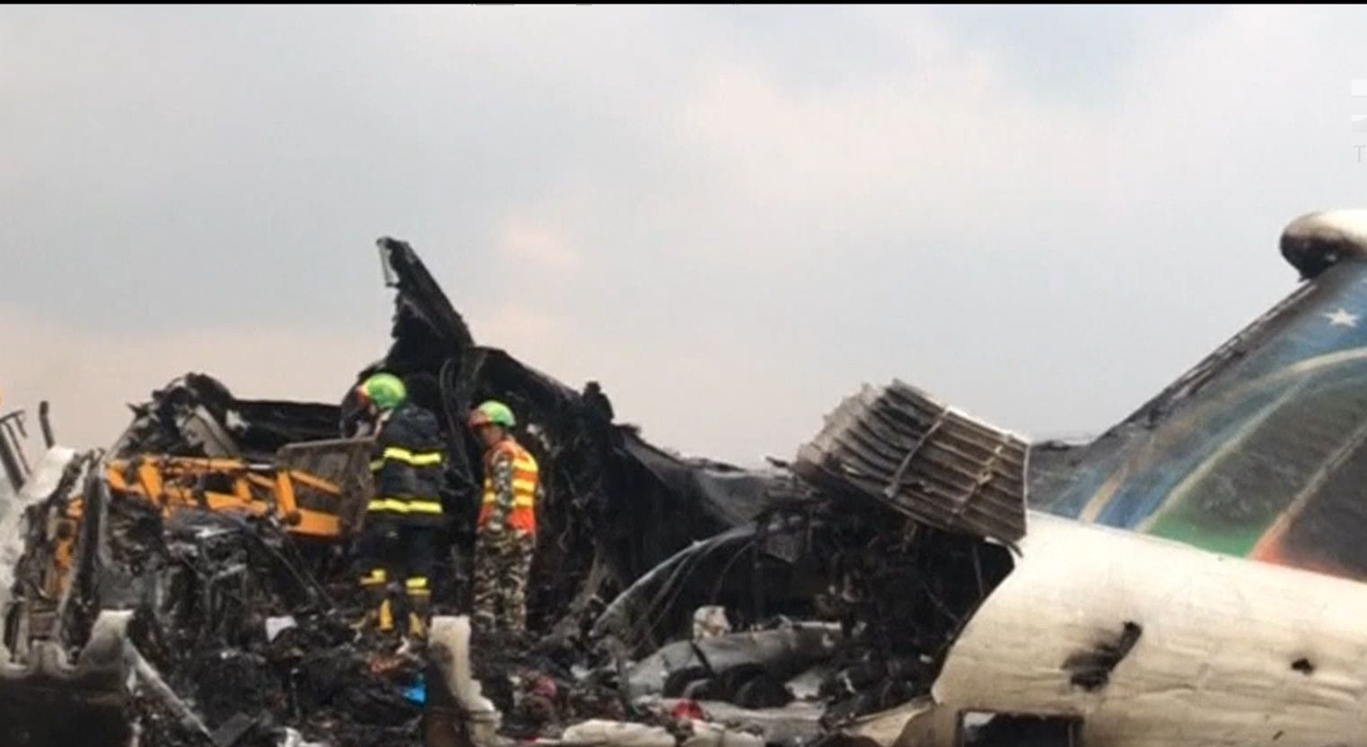 Видео — Десятки людей погибли во время крушения самолета в Непале —  Страница видео