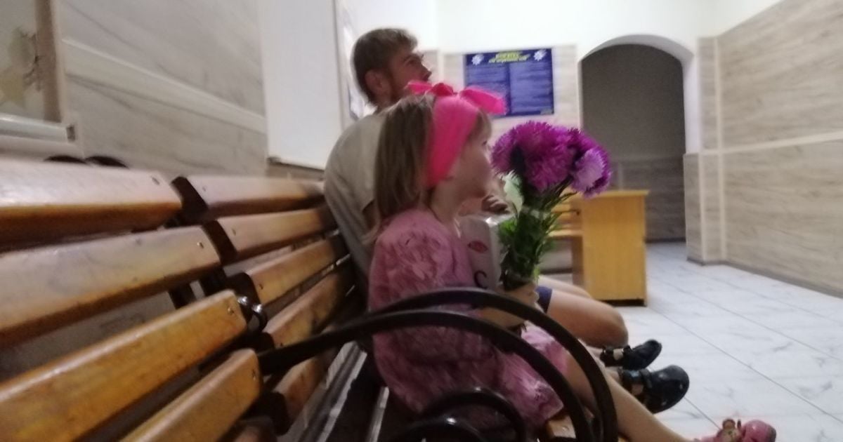 В Одесі чоловік у розшуку та під арештом блукає з дітьми, яких використовує для жебракування