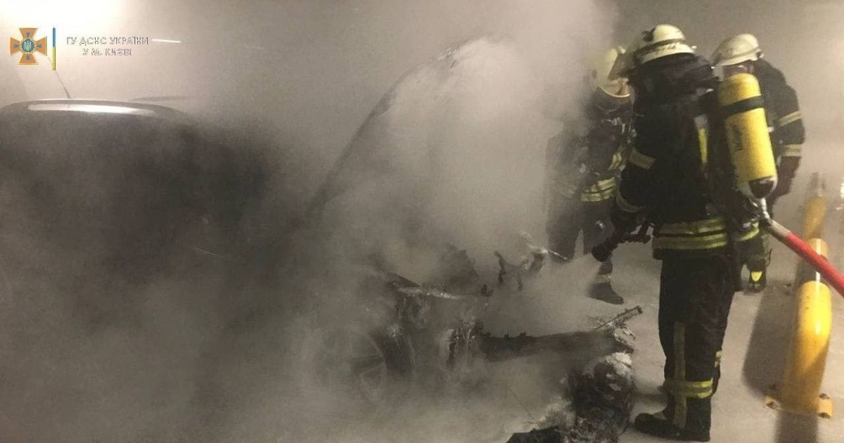 В Києві у багаторівневому паркінгу сталася пожежа / © Управление ГСЧС Киева