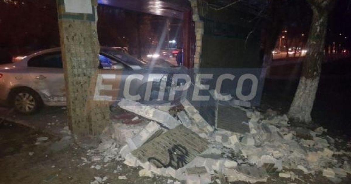 У Києві авто влетіло у зупинку громадського транспорту_6 / © espreso.tv