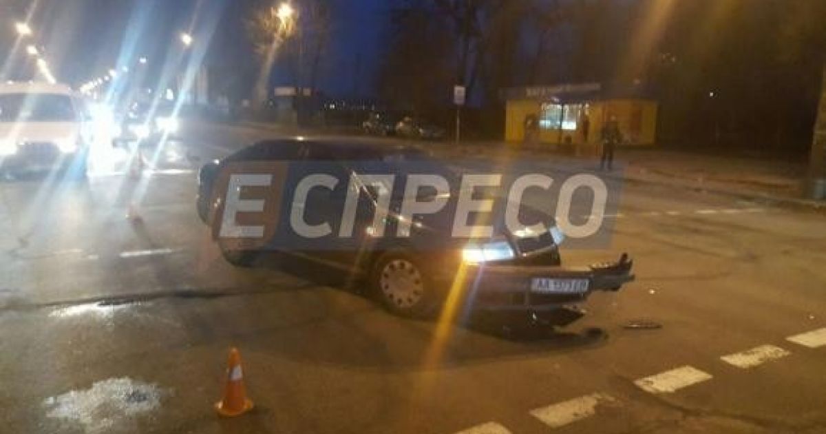 У Києві авто влетіло у зупинку громадського транспорту_3 / © espreso.tv