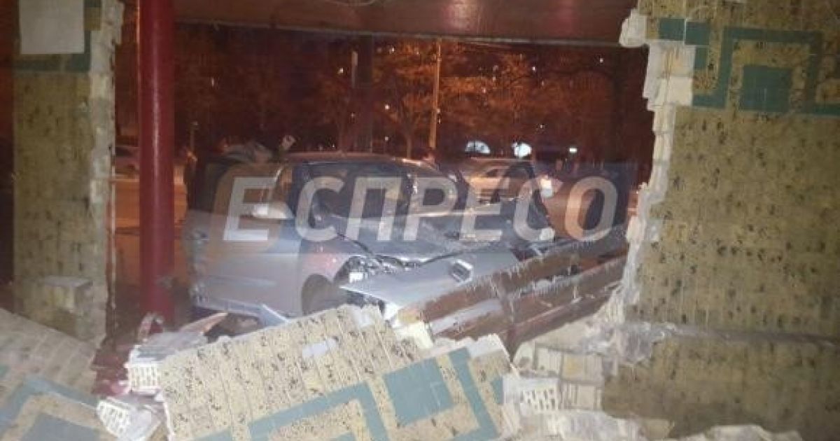 У Києві авто влетіло у зупинку громадського транспорту_2 / © espreso.tv