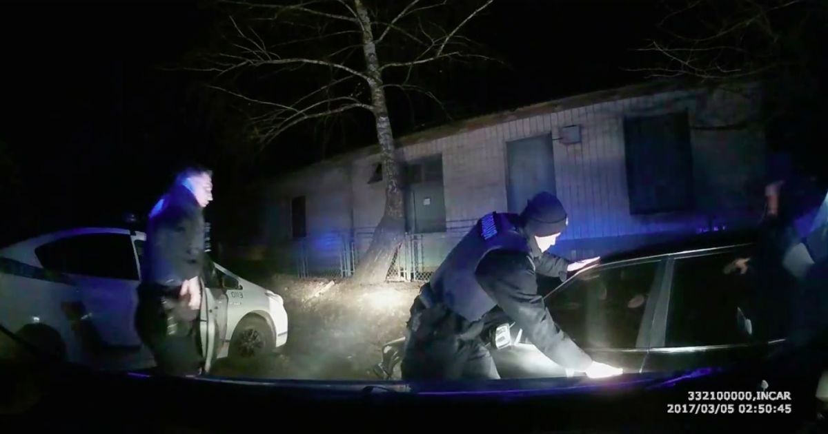 Патрульные Тернополя показали видео погони за пьяным водителем BMW, который ехал на пробитых колесах