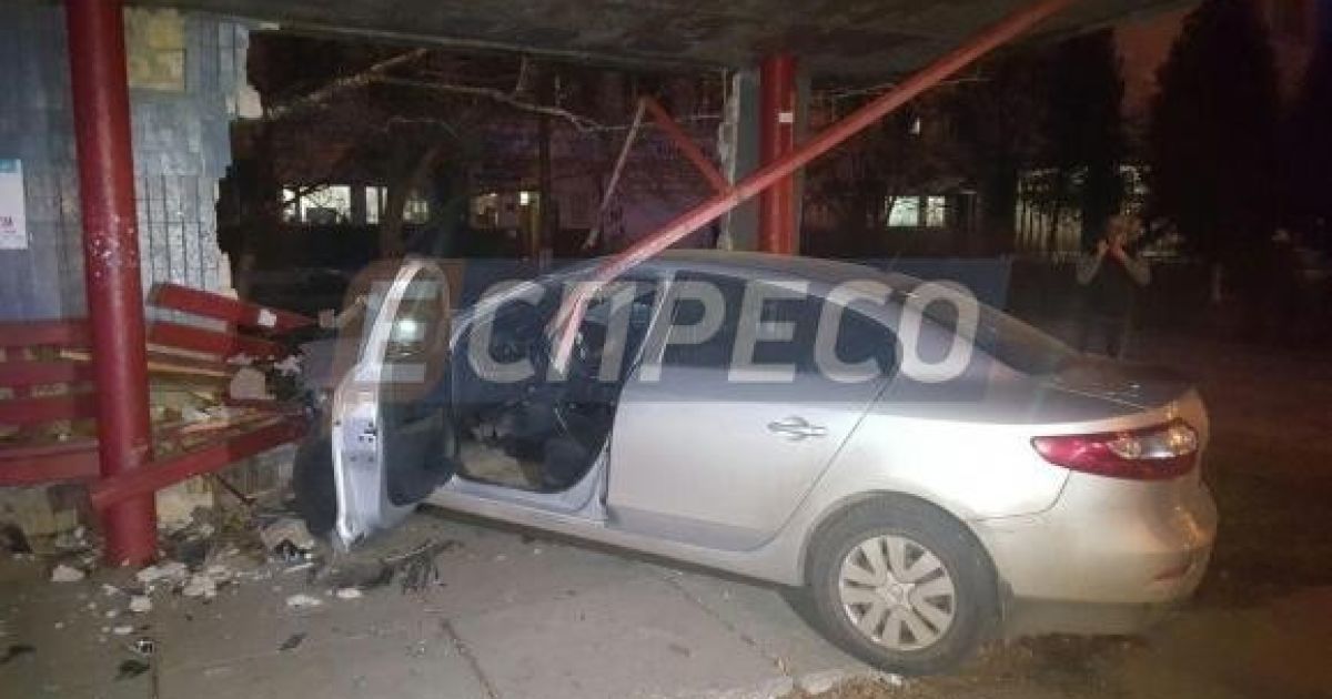 У Києві авто влетіло у зупинку громадського транспорту_8 / © espreso.tv