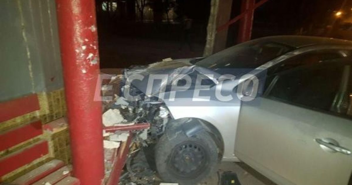У Києві авто влетіло у зупинку громадського транспорту_7 / © espreso.tv