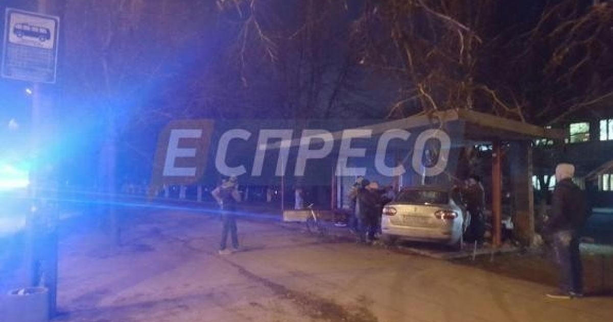 У Києві авто влетіло у зупинку громадського транспорту_1 / © espreso.tv