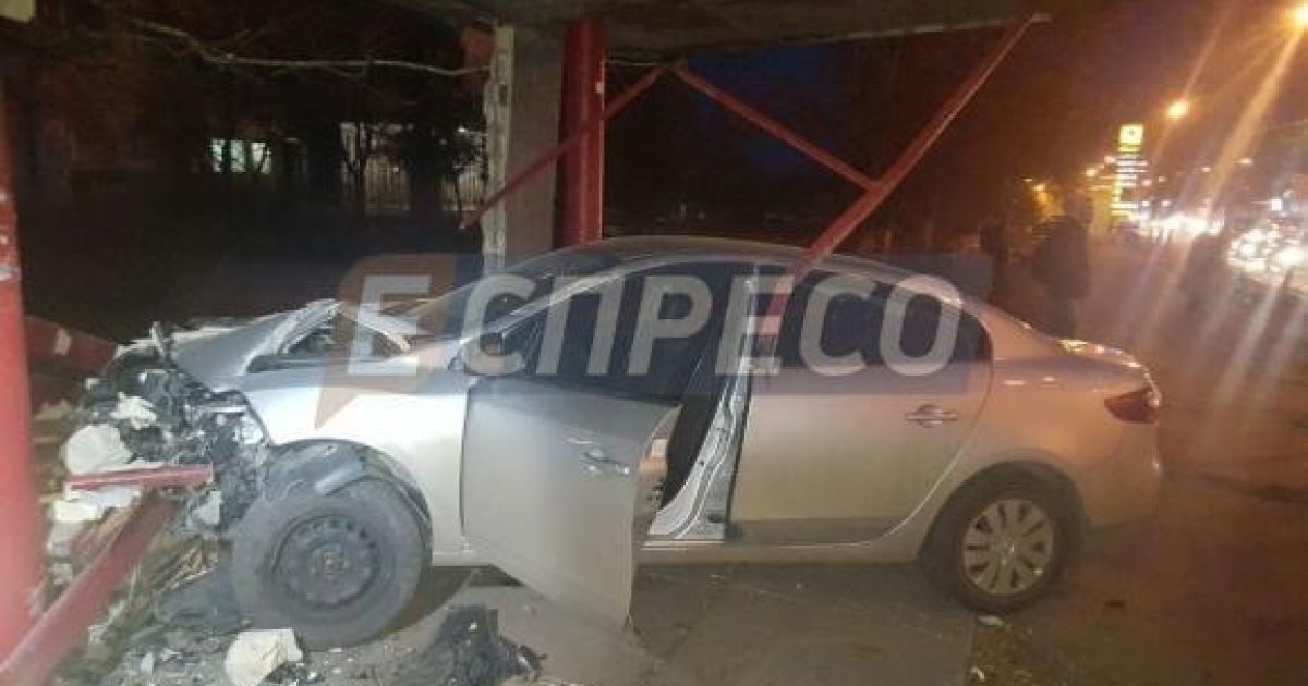 У Києві авто влетіло у зупинку громадського транспорту_4 / © espreso.tv