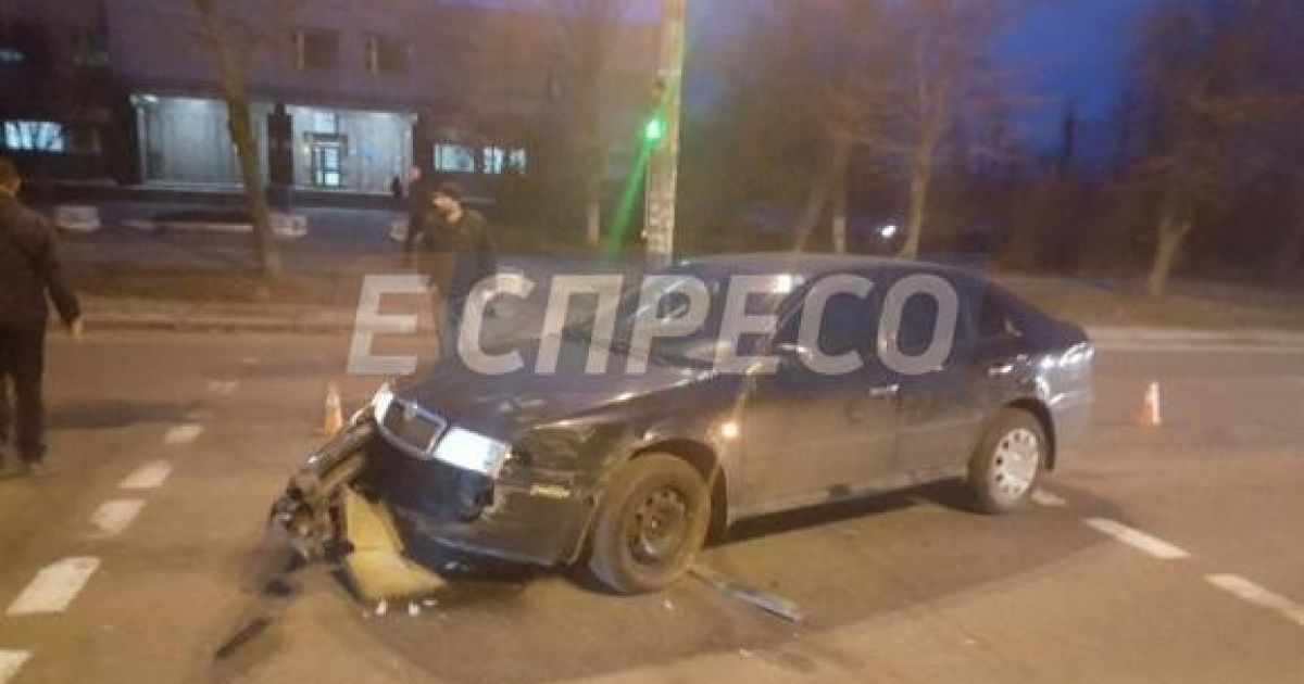 У Києві авто влетіло у зупинку громадського транспорту_9 / © espreso.tv