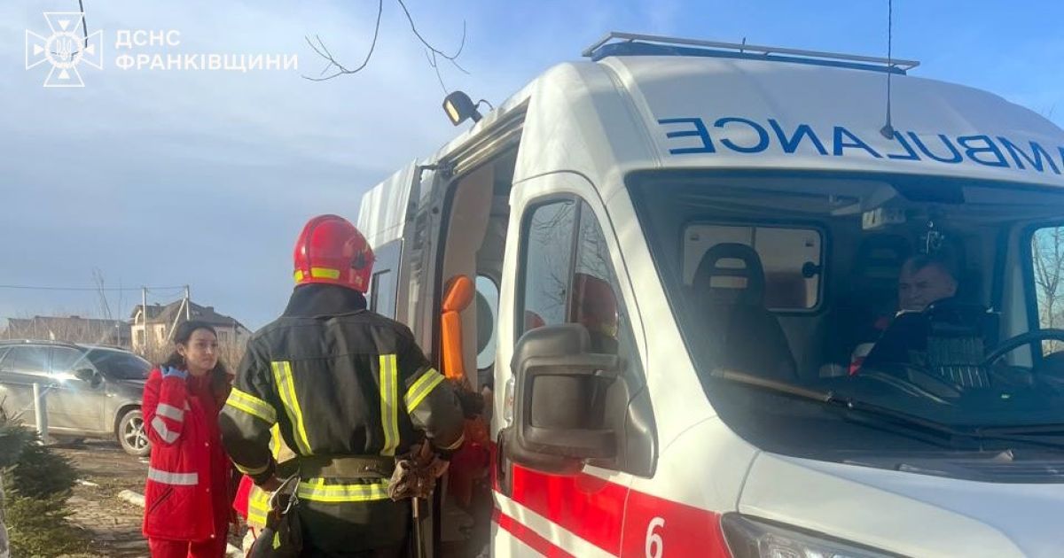 На место происшествия прибыли спасатель ГСЧС и карета скорой помощи