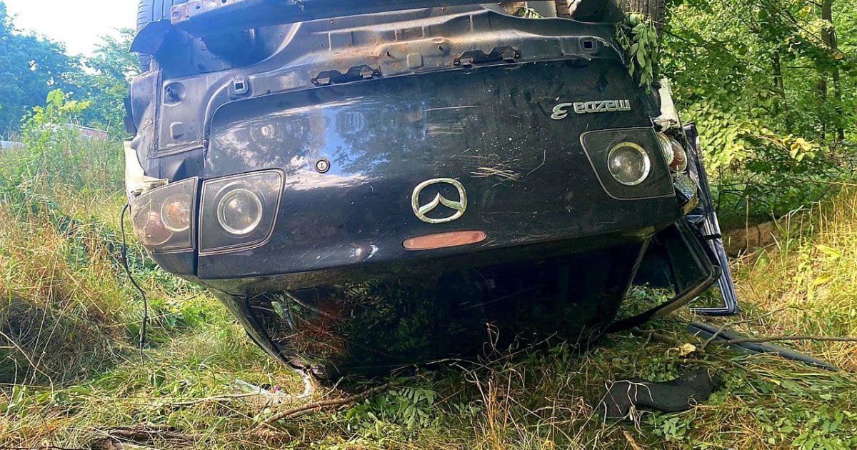 На Киевщине Mazda вылетела в кювет и перевернулась на крышу: есть пострадавшие (фото)