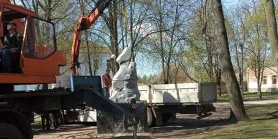 Під час демонтажу відірвало голову: у Конотопі знесли пам'ятник Пушкіну (фото)