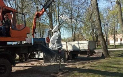 Під час демонтажу відірвало голову: у Конотопі знесли пам'ятник Пушкіну (фото)