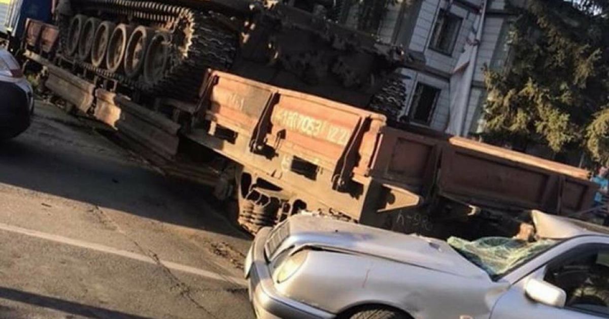 ДТП автомобіль танк поїзд_2 / © facebook/dtp.kiev.ua