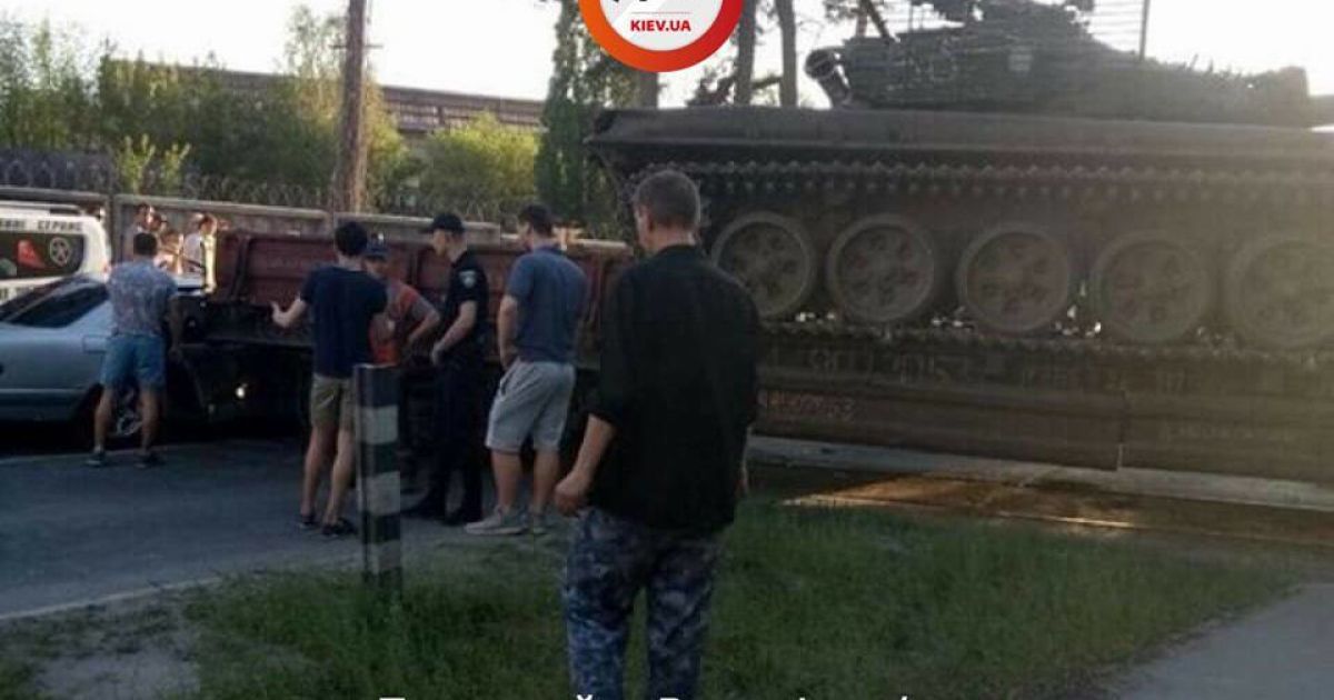 ДТП автомобіль танк поїзд_1 / © facebook/dtp.kiev.ua