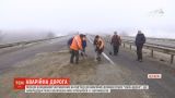 Одеські поліцейські цілодобово охоронятимуть яму на київській трасі