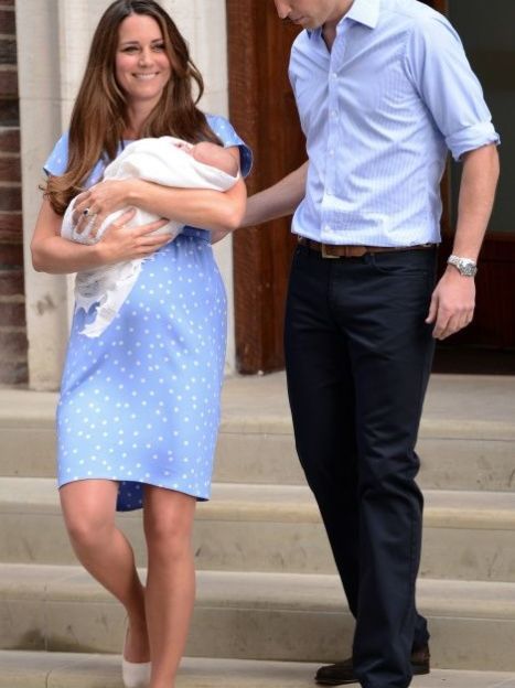 День выписки герцогини Кэтрин в 2013 году с принцем Георгом / © Getty Images