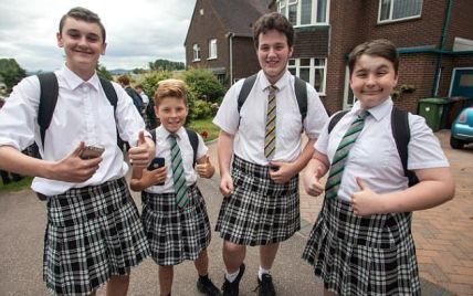 В Великобритании школьники надели юбки, протестуя против запрета на шорты