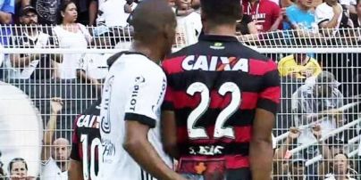 Бразильского футболиста удалили с поля за попытку засунуть палец в одно место сопернику