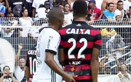Бразильского футболиста удалили с поля за попытку засунуть палец в одно место сопернику