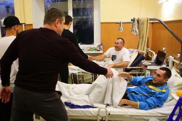 "Динамо" провідало поранених бійців АТО у столичному Госпіталі / © ФК Динамо Київ