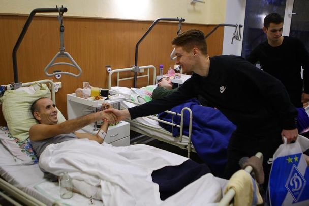"Динамо" провідало поранених бійців АТО у столичному Госпіталі / © ФК Динамо Київ