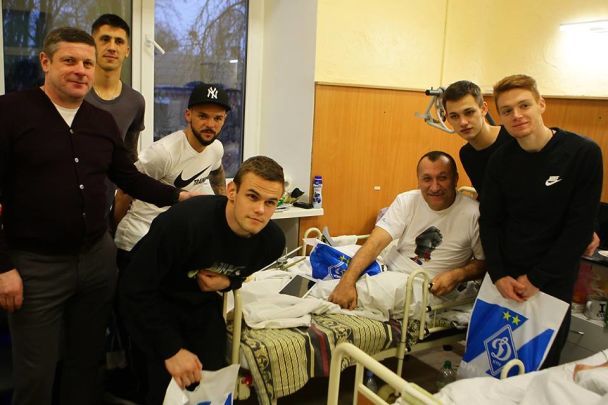 "Динамо" провідало поранених бійців АТО у столичному Госпіталі / © ФК Динамо Київ