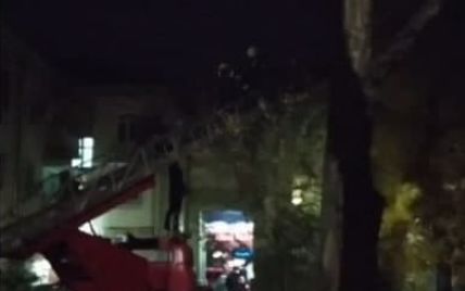 Под Запорожьем мужчину, который вскарабкался на дерево и угрожал прыгнуть, снимали 10,5 часов (видео)