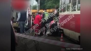 В Киеве девушка упала под трамвай