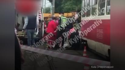 В Киеве девушка упала под трамвай