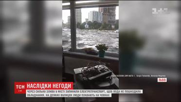 Потужна злива перетворила вулиці Львова на річки