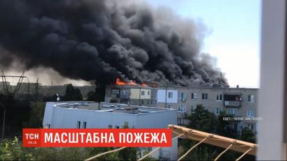 Жителі багатоповерхівки, що вчора горіла у Новій Каховці, ночували у понівечених помешканнях