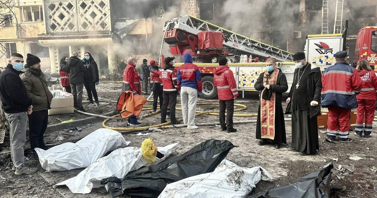 Священники на місці ракетного удару