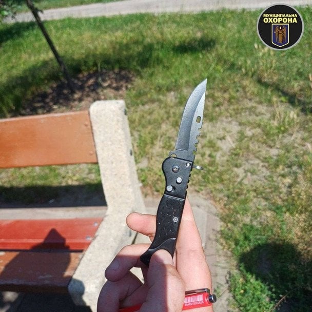 Чоловік з георгіївською стрічкою погрожував людям ножем у парку Кіото / © Муніципальна охорона