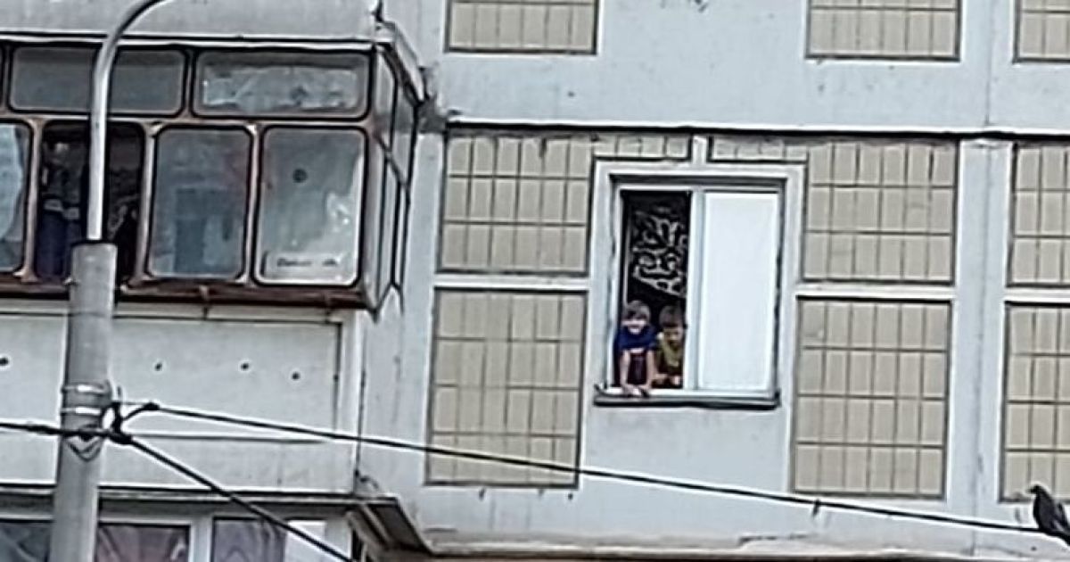 У Києві помітили дітей, які звисали з вікна багатоповерхівки