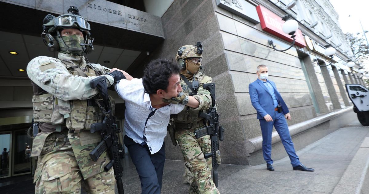 Блеф про бомбу та психоблік: найголовніше про спецоперацію із затримання "терориста" в банку в Києві