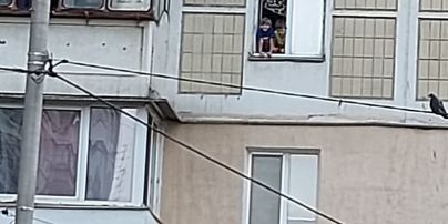 В Киеве заметили детей, которые свисали из окна многоэтажки