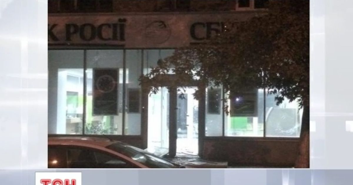 Вибухом пошкоджено вхідні зовнішні двері