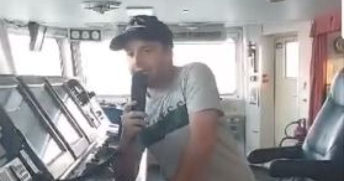 "Російський корабель, йди нах**, користуйтесь веслами": грузинський буксир відмовив росіянам у паливі і буксуванні