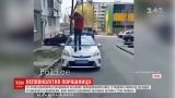 В Ровно школьница станцевала на капоте полицейской машины