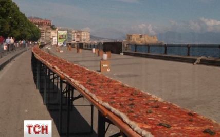 Найдовшу у світі піцу приготували в італійському Неаполі
