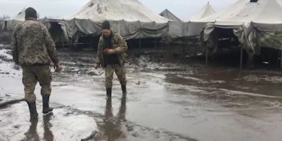 Украинская армия на учениях на полигоне Широкий Лан тонет в грязи