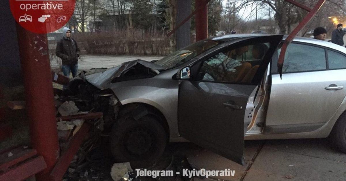 у Києві авто влетіло у зупинку громадського транспорту_9 / © Facebook/Киев Оперативный