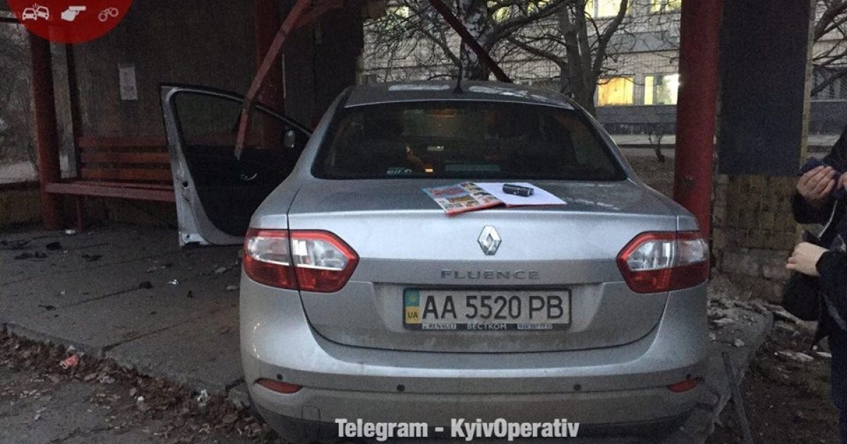 у Києві авто влетіло у зупинку громадського транспорту_4 / © Facebook/Киев Оперативный