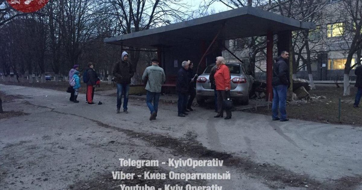 у Києві авто влетіло у зупинку громадського транспорту_5 / © Facebook/Киев Оперативный