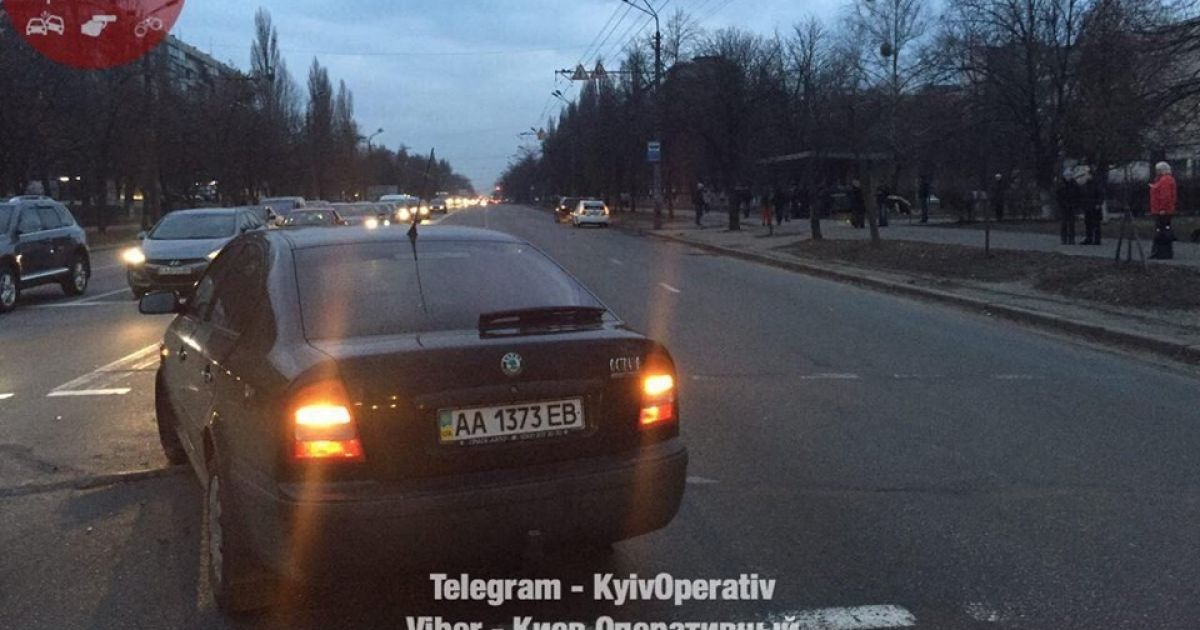 у Києві авто влетіло у зупинку громадського транспорту_1 / © Facebook/Киев Оперативный